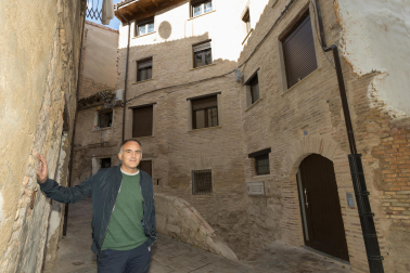 El arquitecto Alejandro Alonso Díez, ante el edificio