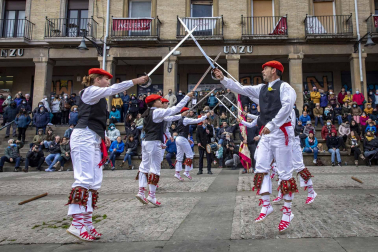 Festival de dantzaris en la plaza de los Burgos de Pamplona