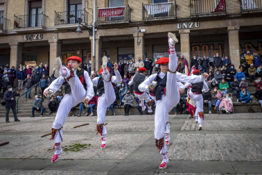 Festival de dantzaris en la plaza de los Burgos de Pamplona