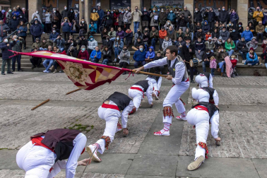 Festival de dantzaris en la plaza de los Burgos de Pamplona