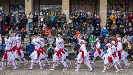 Festival de dantzaris en la plaza de los Burgos de Pamplona