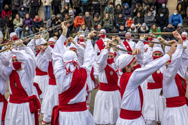 Festival de dantzaris en la plaza de los Burgos de Pamplona