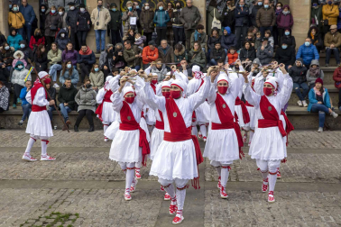 Festival de dantzaris en la plaza de los Burgos de Pamplona