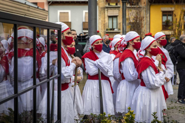 Festival de dantzaris en la plaza de los Burgos de Pamplona