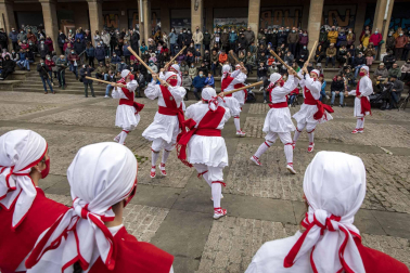 Festival de dantzaris en la plaza de los Burgos de Pamplona
