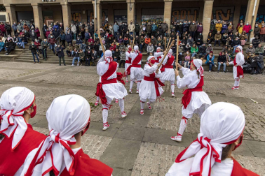 Festival de dantzaris en la plaza de los Burgos de Pamplona