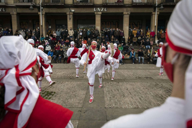 Festival de dantzaris en la plaza de los Burgos de Pamplona