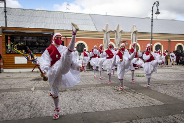 Festival de dantzaris en la plaza de los Burgos de Pamplona