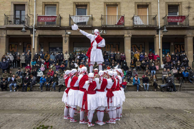 Festival de dantzaris en la plaza de los Burgos de Pamplona