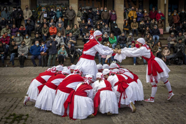 Festival de dantzaris en la plaza de los Burgos de Pamplona