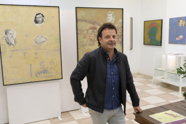 Rafa Pérez Lizaso, sobrino del artista, en la inauguración de la exposición en la galería Artea2