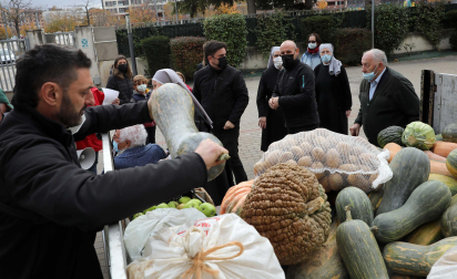 Además de 2.200 kilos de patatas también se enviaron nueces, manzanas, cebollas, berzas y calabazas