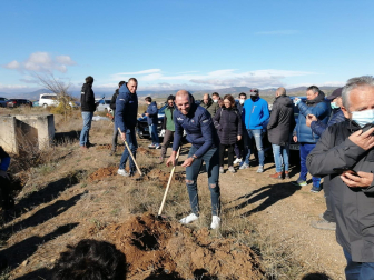 Los ciclistas Alejandro Valverde, Enric Mas y el mánager del Movistar, Eusebio Unzué, han participado este miércoles en la presentación del proyecto de reforestación '1.000 árboles en Navarra' que ha tenido lugar en Sangüesa.