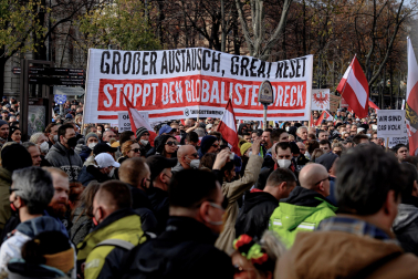 Decenas de miles de personas protestaron en Viena contra el confinamiento general impuesto en Austria