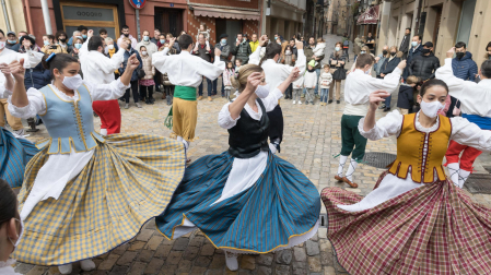 Las calles del Casco Antiguo de la capital ribera acogieron durante la mañana varios pasacalles con la música y el baile como protagonistas. En la imagen, integrantes del Grupo Municipal de Danzas de Tudela, durante su actuación en la plaza de San Jaime