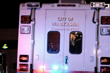 Al menos cinco personas han muerto y unas 40 han resultado heridas después de que un vehículo atravesara un desfile que se estaba celebrando en la ciudad estadounidense de Waukesha, en el estado de Wisconsin