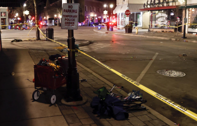 Al menos cinco personas han muerto y unas 40 han resultado heridas después de que un vehículo atravesara un desfile que se estaba celebrando en la ciudad estadounidense de Waukesha, en el estado de Wisconsin