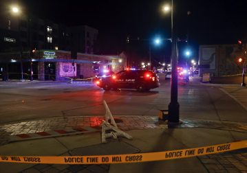 Al menos cinco personas han muerto y unas 40 han resultado heridas después de que un vehículo atravesara un desfile que se estaba celebrando en la ciudad estadounidense de Waukesha, en el estado de Wisconsin