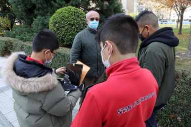 Alumnos de 1º de la ESO del colegio Santísimo Sacramento entrevistan a abuelos sobre sus costumbres navideñas