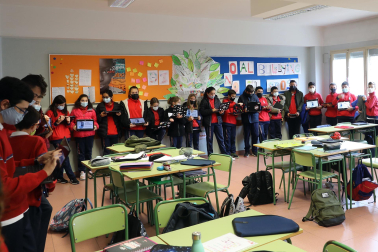Alumnos de 1º de la ESO del colegio Santísimo Sacramento entrevistan a abuelos sobre sus costumbres navideñas
