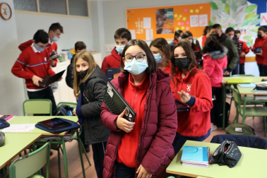 Alumnos de 1º de la ESO del colegio Santísimo Sacramento entrevistan a abuelos sobre sus costumbres navideñas