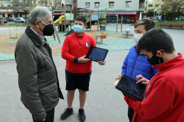 Alumnos de 1º de la ESO del colegio Santísimo Sacramento entrevistan a abuelos sobre sus costumbres navideñas