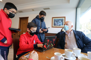 Alumnos de 1º de la ESO del colegio Santísimo Sacramento entrevistan a abuelos sobre sus costumbres navideñas