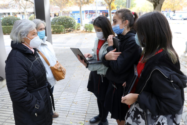 Alumnos de 1º de la ESO del colegio Santísimo Sacramento entrevistan a abuelos sobre sus costumbres navideñas