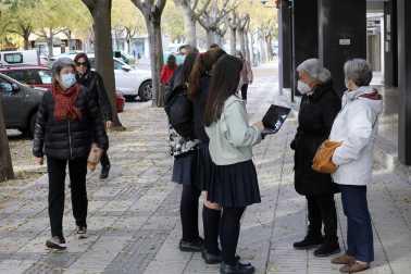 Alumnos de 1º de la ESO del colegio Santísimo Sacramento entrevistan a abuelos sobre sus costumbres navideñas