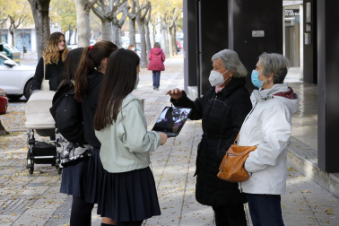Alumnos de 1º de la ESO del colegio Santísimo Sacramento entrevistan a abuelos sobre sus costumbres navideñas