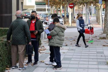 Alumnos de 1º de la ESO del colegio Santísimo Sacramento entrevistan a abuelos sobre sus costumbres navideñas