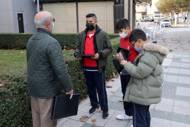 Alumnos de 1º de la ESO del colegio Santísimo Sacramento entrevistan a abuelos sobre sus costumbres navideñas