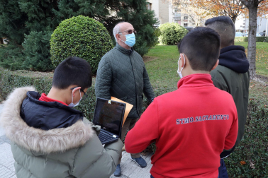 Alumnos de 1º de la ESO del colegio Santísimo Sacramento entrevistan a abuelos sobre sus costumbres navideñas