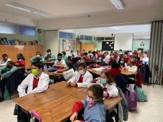 Alumnos de 1º de la ESO del colegio Santísimo Sacramento entrevistan a abuelos sobre sus costumbres navideñas
