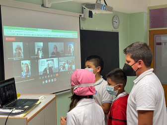 Alumnos de 1º de la ESO del colegio Santísimo Sacramento entrevistan a abuelos sobre sus costumbres navideñas