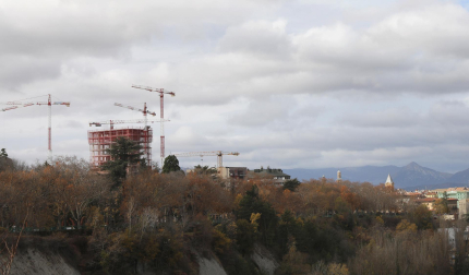En el nuevo perfil que ofrece el solar de Salesianos, la primera de las torres mira “por encima del hombro” a la Catedral de Pamplona, a la derecha de la imagen
