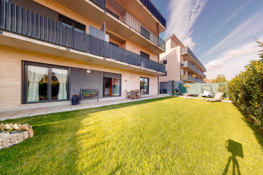 Se vende bajo con gran jardín en Puente la Reina