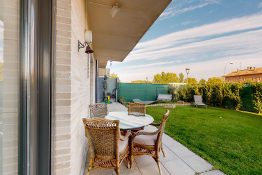Se vende bajo con gran jardín en Puente la Reina