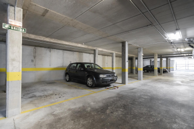 Se vende bajo con gran jardín en Puente la Reina