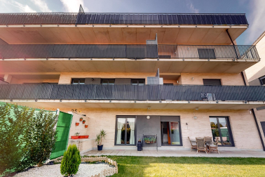 Se vende bajo con gran jardín en Puente la Reina