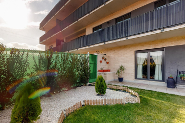Se vende bajo con gran jardín en Puente la Reina