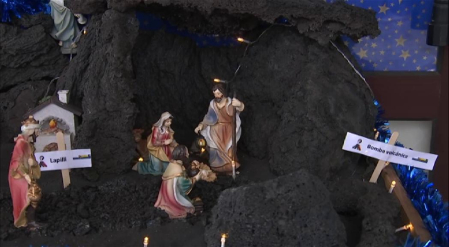 Una cueva lávica da cobijo al niño Jesús que, en esta versión, se protege de las cenizas y los piroclastos que arroja el volcán

Una cueva lávica da cobijo al niño Jesús que, en esta versión, se protege de las cenizas y los piroclastos que arroja el volcán
Una cueva lávica da cobijo al niño Jesús que, en esta versión, se protege de las cenizas y los piroclastos que arroja el volcán