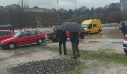 Tres grúas municipales están retirando los coches aparcados en el parking del río Arga