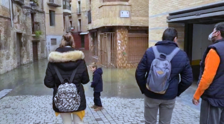 La crecida del río Ebro a su paso por Tudela se dejaba notar este sábado a media mañana en la zona del Casco Viejo de la capital ribera.