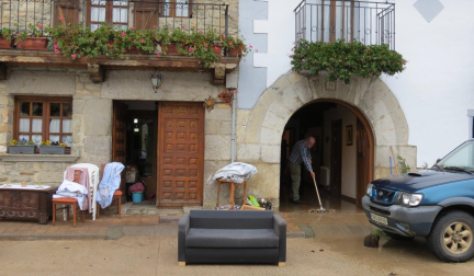 Muebles y enseres en la calle Mayor de Arruazu, donde ayer la lluvia dio una tregua