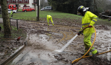 Bomberos voluntarios de Bera limpian de barro la zona de Zubizabal