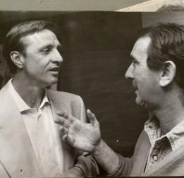Jesús Riaño hablando con Johan Cruyff, cuando estaba en el Barcelona