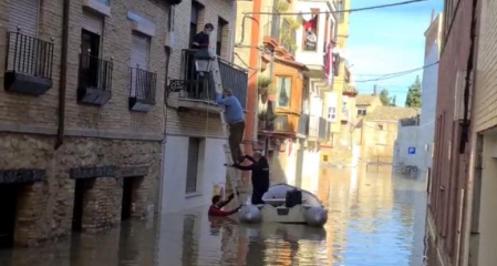 Rescate en una calle inundada en Tudela