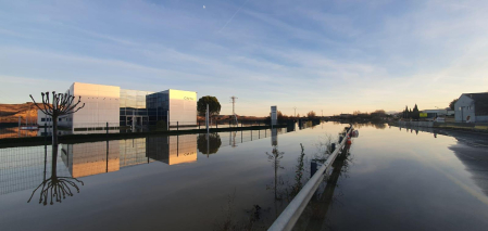 Imagen de la empresa CNTA de San Adrián inundada.