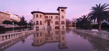 Imagen del parque junto al Ayuntamiento de San Adrián inundado